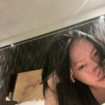 Dee Hsu Instagram – 我心情平靜，卻忍不住皺了眉頭！但沒讓我煩心的事啊！啊～～明天一整個上午的家長會👏👏👏👏👏真迫不及待參加😭👍👍👍👍