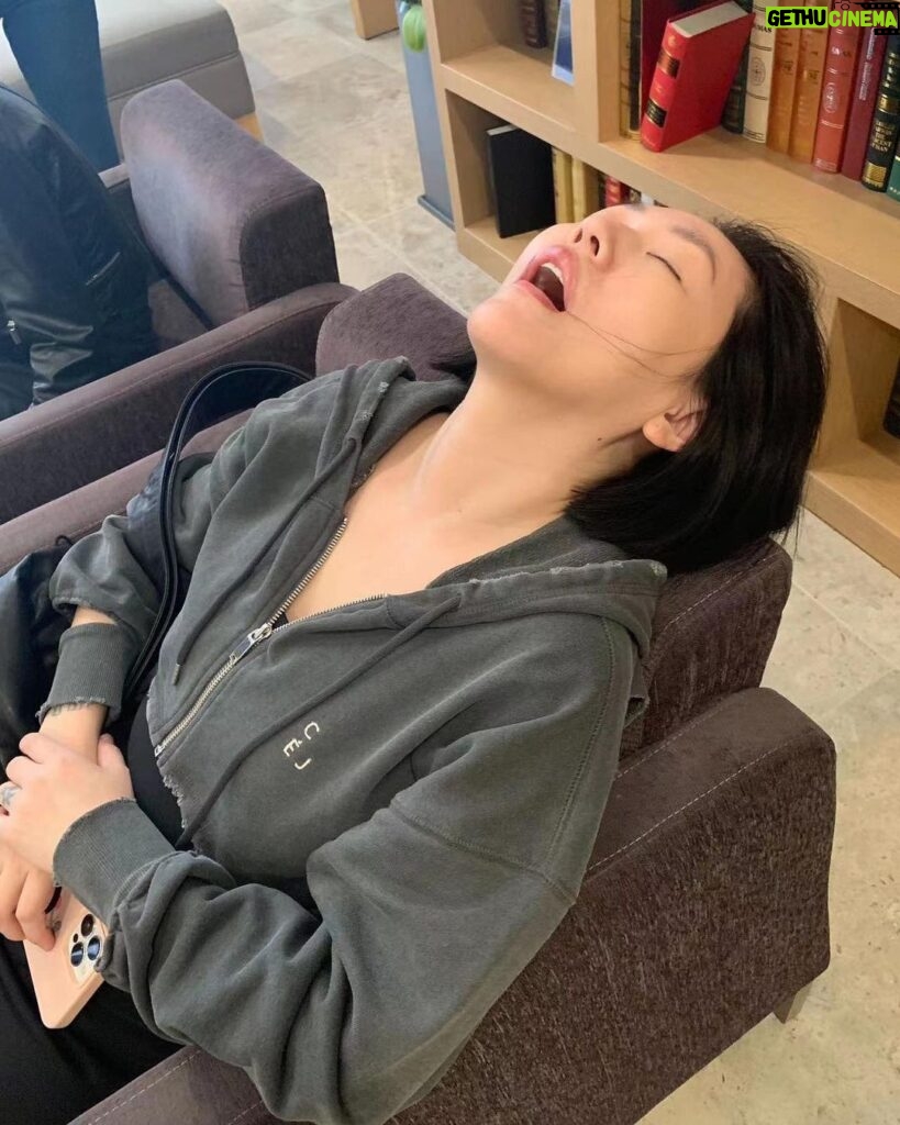 Dee Hsu Instagram - 沒說謊吧！真的累了😮‍💨忠實呈現秒睡😓