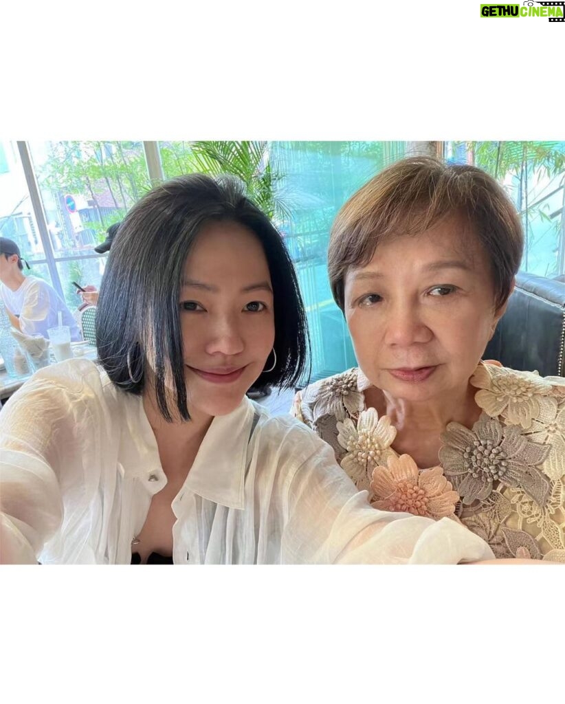 Dee Hsu Instagram - 帶婆婆媽媽孩子一起出來玩，我真是個又美又孝順的女人😌但真的是需要喝點酒😉