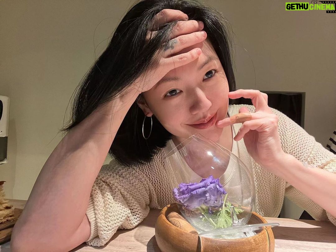 Dee Hsu Instagram - 好啦,放一張像樣的啦!在一家日本的法國餐廳,竟然把酒杯捏碎,廚師很貼心的幫我貼上ok蹦❤️還放了花在酒杯裡!不知道有沒有算錢進去🤭