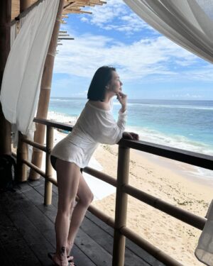 Dee Hsu Instagram - 45歲有點肉還挺性感的啊🥰什麼螞蟻腰？走開😮‍💨