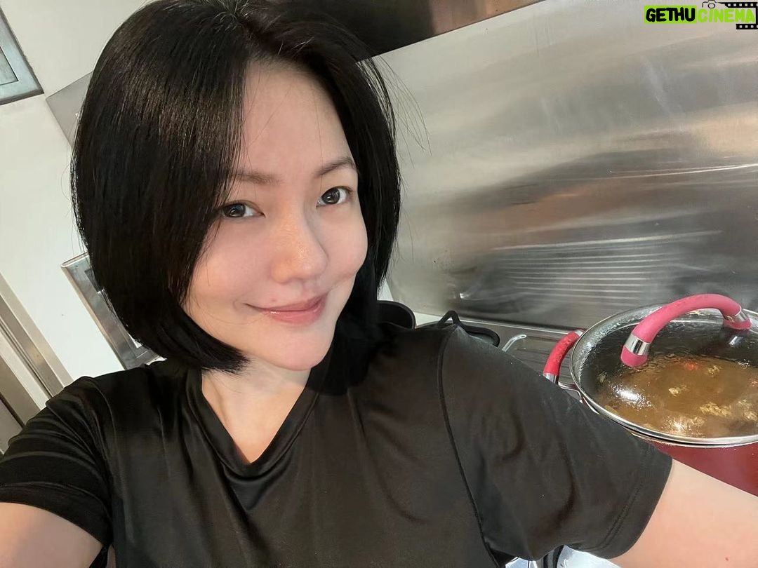 Dee Hsu Instagram - 真的抗拒不了我一說:媽媽今天煮飯好不好?小孩就high到不行的感覺!我說:是老套咖哩飯配玉米湯喔!她們還是非常興奮🥹所以我今天又下廚了,但我可不是單純的走進廚房😏廚房就是我的小舞台😍在裡面可重訓、可熱舞、可大唱歌、可喝你愛喝的飲料😉重點是,我的心中充滿愛❤️❤️❤️女人啊~讓自己開心吧!