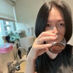 Dee Hsu Instagram - 真的抗拒不了我一說：媽媽今天煮飯好不好？小孩就high到不行的感覺！我說：是老套咖哩飯配玉米湯喔！她們還是非常興奮🥹所以我今天又下廚了，但我可不是單純的走進廚房😏廚房就是我的小舞台😍在裡面可重訓、可熱舞、可大唱歌、可喝你愛喝的飲料😉重點是，我的心中充滿愛❤️❤️❤️女人啊～讓自己開心吧！