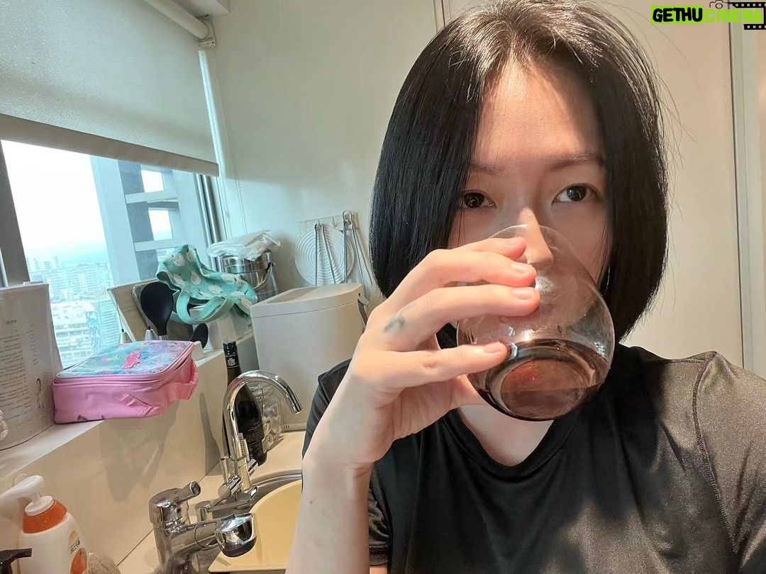 Dee Hsu Instagram - 真的抗拒不了我一說:媽媽今天煮飯好不好?小孩就high到不行的感覺!我說:是老套咖哩飯配玉米湯喔!她們還是非常興奮🥹所以我今天又下廚了,但我可不是單純的走進廚房😏廚房就是我的小舞台😍在裡面可重訓、可熱舞、可大唱歌、可喝你愛喝的飲料😉重點是,我的心中充滿愛❤️❤️❤️女人啊~讓自己開心吧!