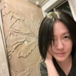 Dee Hsu Instagram - 陪女兒讀書～閒得沒事自己開始修頭髮，我還蠻愛的耶！不知明天會不會變型😅