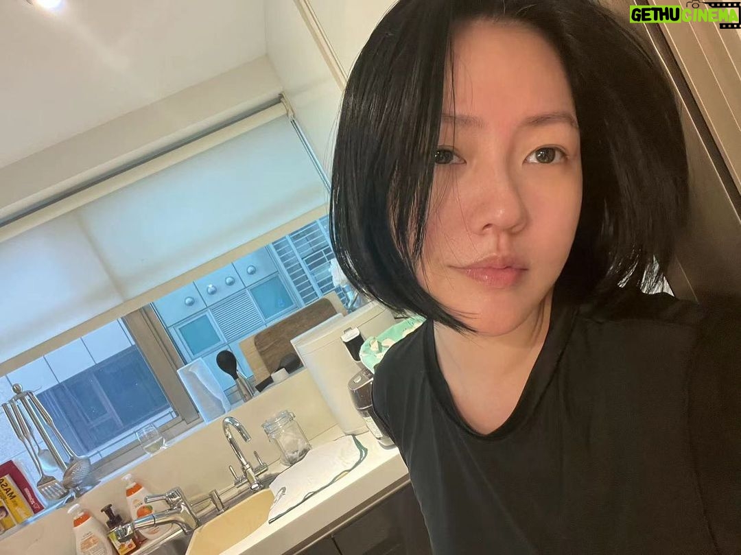 Dee Hsu Instagram - 好羨慕我女兒有這樣的媽媽哦😮💨雞湯煮得超好喝、還能自樂😊雞湯是因為要拍照所以沒撈油,我可是守在旁一邊盯著ㄧ邊熱舞,舞技又好😮💨媽媽真的很偉大👍給我早點覺悟吧!