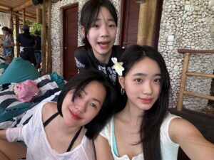 Dee Hsu Instagram - 冬天就是要曬！主要是滑雪我已覺得麻煩😮‍💨此刻的我，只想在豔陽下喝酒看孩子逐浪❤️