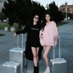 Dee Hsu Instagram - 即將跟女兒一起旅行，壓力好大！她一直說：媽媽我們一起被搭訕😨最好是會母女一起啦！我頂多在旁邊幫她擋煞😮‍💨 @rimowa #RIMOWA #RIMOWATW #RIMOWAOriginalCheck-InMSilver #RIMOWAOriginalCabinSilver #RIMOWAOriginalCompactSilver