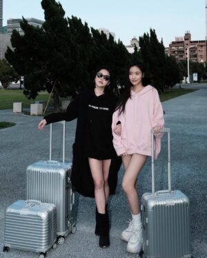 Dee Hsu Instagram - 即將跟女兒一起旅行，壓力好大！她一直說：媽媽我們一起被搭訕😨最好是會母女一起啦！我頂多在旁邊幫她擋煞😮‍💨

@rimowa 
#RIMOWA
#RIMOWATW
#RIMOWAOriginalCheck-InMSilver
#RIMOWAOriginalCabinSilver 
#RIMOWAOriginalCompactSilver