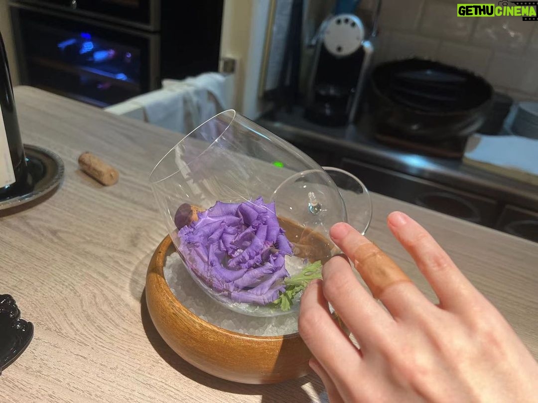 Dee Hsu Instagram - 好啦,放一張像樣的啦!在一家日本的法國餐廳,竟然把酒杯捏碎,廚師很貼心的幫我貼上ok蹦❤️還放了花在酒杯裡!不知道有沒有算錢進去🤭