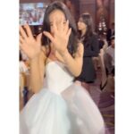 Dee Hsu Instagram – 陪女兒參加畢業餐會！以前動不動就要我抱的纏人精，現在變成我動不動就要抱她的纏人精～ 人生，跟我19歲時想的完全不一樣😮‍💨我以為我會獨自一個人帥氣的雲遊四海～現在，能獨自的吃八方雲集配一杯酒，我就感恩了😭
