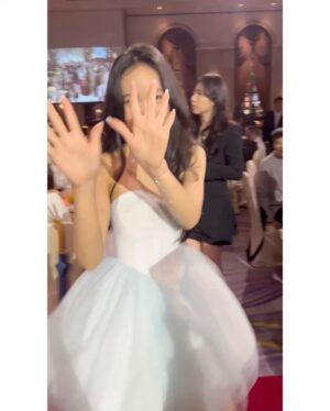 Dee Hsu Instagram - 陪女兒參加畢業餐會！以前動不動就要我抱的纏人精，現在變成我動不動就要抱她的纏人精～ 人生，跟我19歲時想的完全不一樣😮‍💨我以為我會獨自一個人帥氣的雲遊四海～現在，能獨自的吃八方雲集配一杯酒，我就感恩了😭