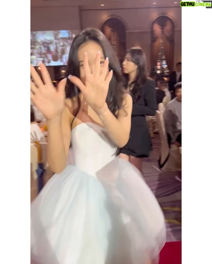 Dee Hsu - 195.2K Likes - 陪女兒參加畢業餐會!以前動不動就要我抱的纏人精,現在變成我動不動就要抱她的纏人精~ 人生,跟我19歲時想的完全不一樣😮💨我以為我會獨自一個人帥氣的雲遊四海~現在,能獨自的吃八方雲集配一杯酒,我就感恩了😭