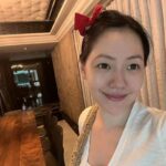 Dee Hsu Instagram – 頭髮長了放下來好煩，綁起來頭髮又變型，剪短又一樣！到底要換什麼髮型啦😮‍💨