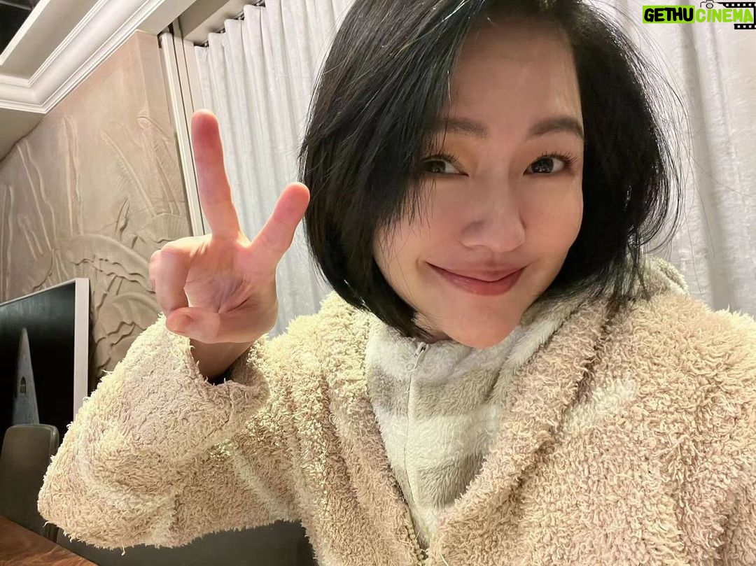 Dee Hsu Instagram - 年前最後一天錄小姐不熙娣,所有的工作人員真的辛苦了,我的搭檔柳先生也辛苦了,謝謝你們的付出!也謝謝賞光看我們節目的觀眾❤️祝大家新年快樂、身體健康……..不寫了,我要去喝酒了!愛大家❤️❤️❤️❤️❤️