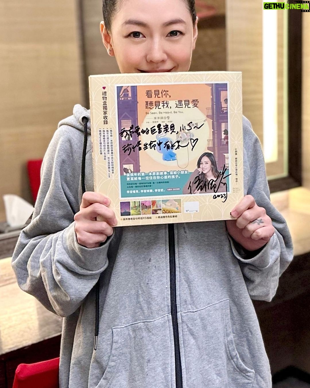 Dee Hsu Instagram - 我的好姐妹佩岑出了童書,她是一位愛孩子也同時愛自己的智慧女人❤️恭禧妳my friend!但我10年前就出了牙套日記、懷孕日記、心機母女等多本暢銷佳作~很開心姐妹也跟上了我的腳步😘愛妳,繼續加油喔💪