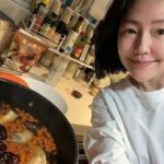 Dee Hsu Instagram – 母愛大噴發，因爲孩子病了～我立刻ㄧ邊煮雞湯ㄧ邊喝酒加熱舞！當母親真的很忙😮‍💨