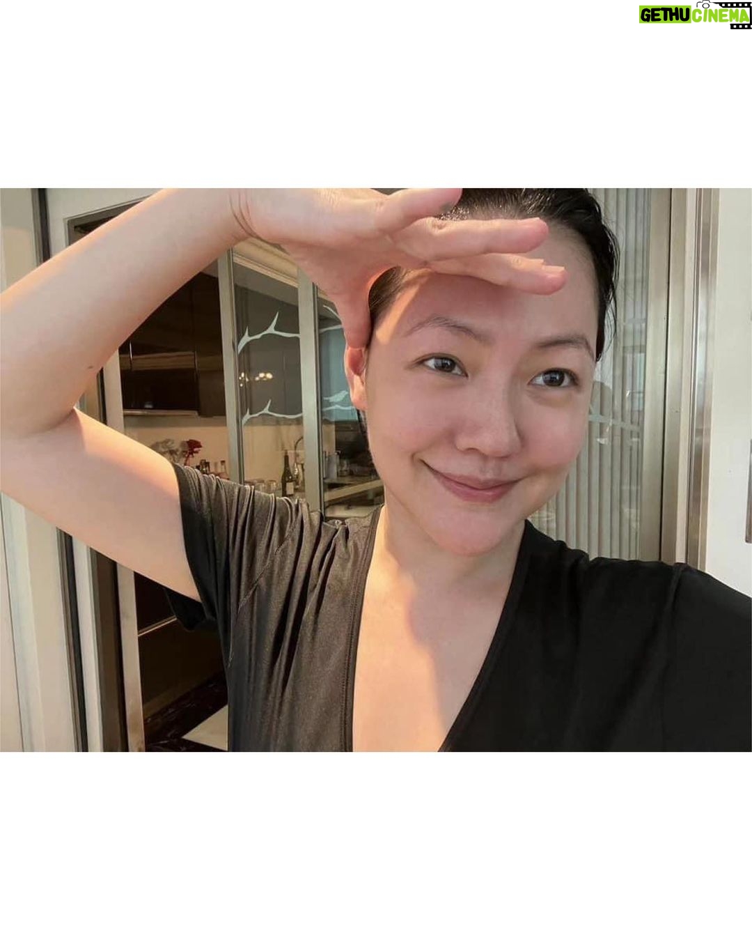 Dee Hsu Instagram - 今天我又是性感廚娘!第一道是南瓜蒸飯,我承認有人會說像排泄物的顏色,但我女兒狂吃❤️真的是好吃啦!高麗菜是我一直不敢挑戰的菜,因為我覺得它們好澎,到底要炒多久才會縮小!但今天也成功了!我一定要跟小s要簽名照啦❤️