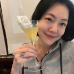 Dee Hsu Instagram – 附近新開了一家舒服的店，久違的一個人吃飯，心情很平靜又微微的開心，偶爾完全不用說話好棒❤️