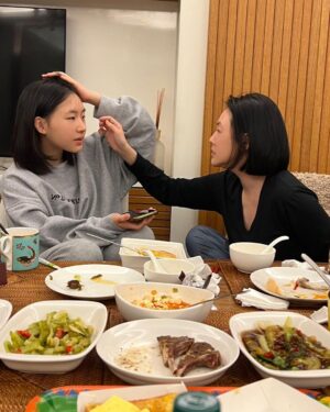 Dee Hsu Instagram - 張艾嘉姐問我：當你把麥克風拆掉、妝拿掉…..你會變成什麼樣子？嗯⋯就這樣⋯⋯⋯
