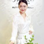 Dee Hsu Instagram – 能夠代言資生堂極上御藏系列，而且還包括了新加坡和馬來西亞，讓我倍感榮耀😍我婆婆現在都跟我說：熙娣，你好偉大喔⋯那可以送我一組嗎？

#ShiseidoTaiwan #ShiseidoSkincare #資生堂極上御藏 #奢華妝前防禦 #零死角巨星光