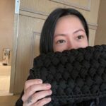 Dee Hsu Instagram – 謝謝鄭怡姐幫我親手打的包包，好時髦喔！好喜歡💕希望我們都能健康平安，順順利利的過每一天❤️
