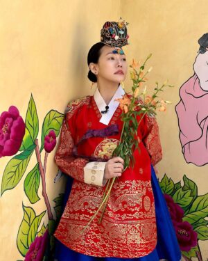 Dee Hsu Instagram - 韓國第四天：體驗了國寶級韓服老師：박술녀 朴述女老師幫我們配搭的傳統韓服！我根本就是中殿媽媽嘛🤣美食：吃了前一陣子我最愛的孫錫久推薦的冷麵，跟他一樣有種很美的距離感！接下來幸運的讓韓國化妝大師：정샘물 鄭瑄茉老師幫我化了一個韓系的妝，很美！最後一定要吃烤五花肉啊，韓劇永遠不變的食物😊

#王后傘下
#韓國觀光公社 #한국관광공사 
#韓國S郎嘿❤️ #한국여행 #한국사랑해❤️ 

Jacket & pants @majeparis 
Top @freepeople @doubletake.tw 
Boots @ugg 
Bag @chloe