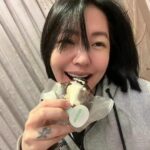 Dee Hsu Instagram – 此時此刻，收到莫糖子的春節禮盒，什麼人間瑣事都忘了🥹就是要來個巧克力棉花糖😋忘了牙套還沒拆😮‍💨

@familycuisine_
