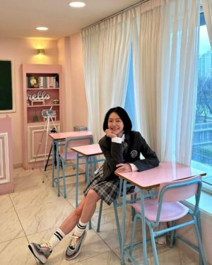 Dee Hsu Instagram - 韓國第三天，換上高中制服去樂天樂園玩，裝一下年輕！當然免不了要吃美食—部隊鍋❤️停不下來啊😭尤其那起司片加下去，我的心彷彿一起融化了～～

#韓國觀光公社 #한국관광공사 
#韓國S郎嘿❤️ #한국여행 #한국사랑해❤️ 

風衣 @BOSS 
鞋 包 @CHLOE