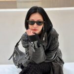 Dee Hsu Instagram – 去了新開的現代百貨，裡面真的很驚人的大！ 但其實我心繫醬蟹，怎麼有食物能那麼療癒啦❤️用好吃形容它，太沒禮貌了！是天殺的好吃🥰

#韓國觀光公社 #한국관광공사 
#韓國S郎嘿❤️ #한국여행 #한국사랑해❤️ 

眼鏡 @GENTLEMONSTER 
皮衣 @ALLSAINTS 
雪靴 @UGG 
耳環 @OLIVIAYAOJEWELLERY 
包 @VERSACE