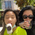 Dee Hsu Instagram - 自戀母親與女兒享受寒假時光！我還真沒檢查她的表情🤣這媽媽太可愛了😉