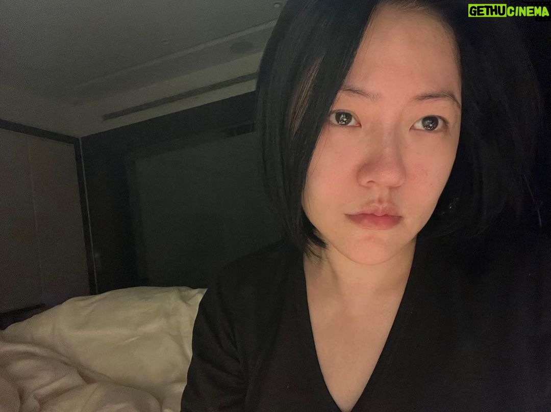 Dee Hsu Instagram - 失眠~沒有失眠的人應該無法體會失眠的痛苦!尤其當別人說:你就躺下去什麼都不要想就睡著啦🙄我真的不知道要回什麼?願所有的人都不要失眠,羨慕沒有睡眠障礙的人,我好想去你們那邊😭