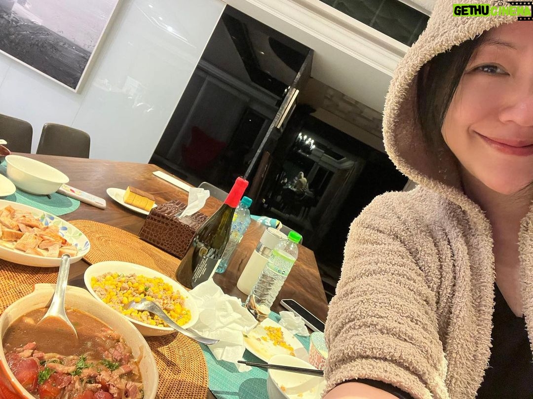 Dee Hsu Instagram - 應孩子要求,再次洗手做羹湯!她們其實要的是回到家看到媽媽做了一桌菜!好吃是一定的!但對她們來說這種溫馨感更重要❤️