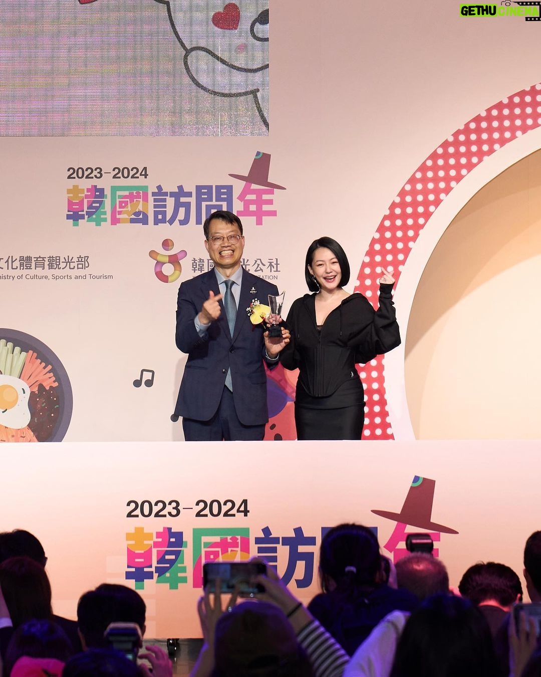 Dee Hsu Instagram - 今天以這身勁裝出席韓國觀光公社舉辦的記者會,當然,我就是那位最稱職的韓國觀光大使😏 暑假快到了,真的很推薦大家去韓國旅遊,食物真的太好吃了,玩的景點也非常多,愛帥哥的女性也絕對不會失望,一起前進韓國吧❤️ #韓國觀光大展 #韓國觀光公社台北支社 @hm @muglerofficial #MuglerHM 妝髮 @happyyali 造型 @stylingbyscarlettyeh 攝影 @river.ts