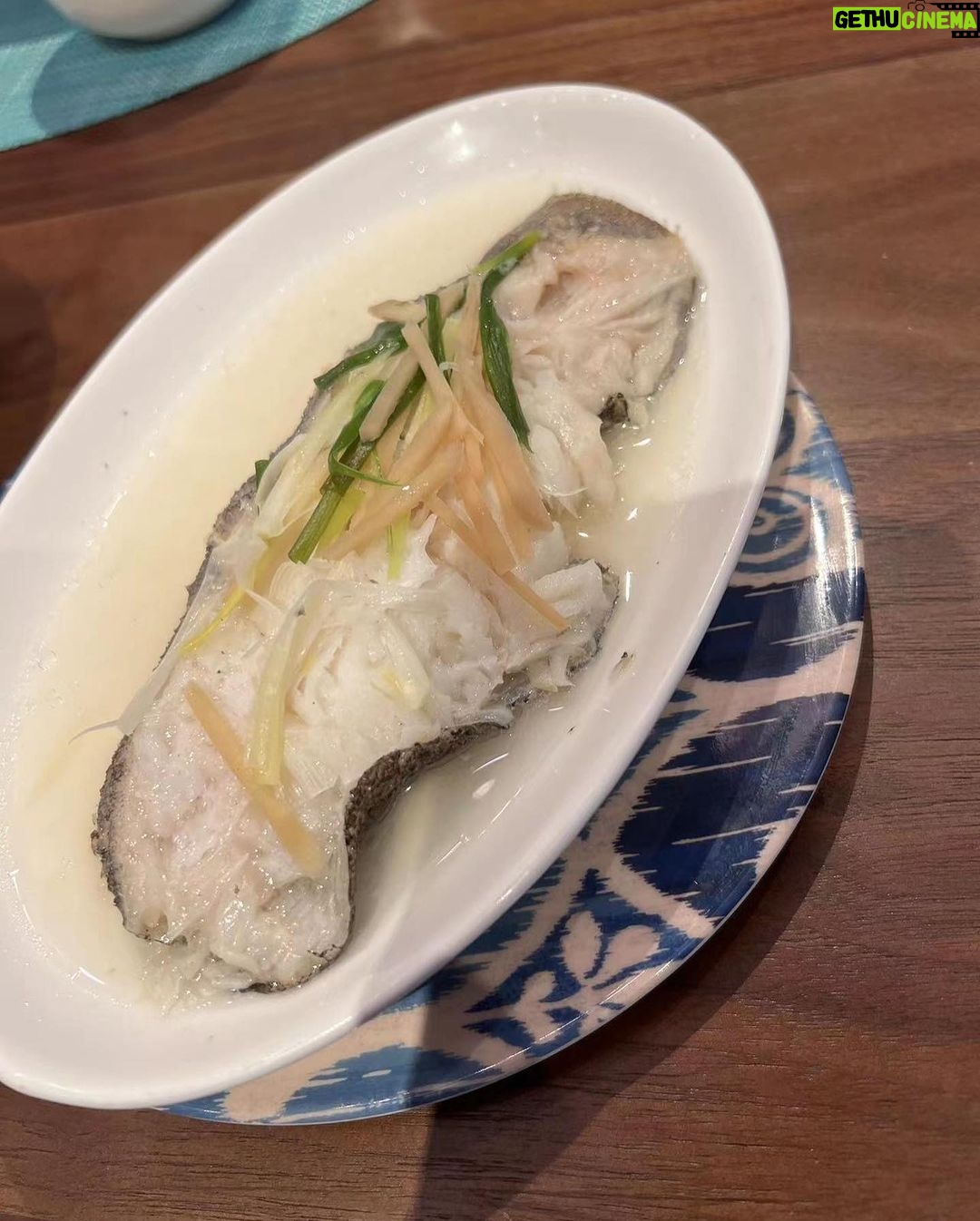 Dee Hsu Instagram - 今天我又是性感廚娘!第一道是南瓜蒸飯,我承認有人會說像排泄物的顏色,但我女兒狂吃❤️真的是好吃啦!高麗菜是我一直不敢挑戰的菜,因為我覺得它們好澎,到底要炒多久才會縮小!但今天也成功了!我一定要跟小s要簽名照啦❤️
