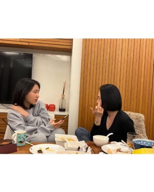 Dee Hsu Instagram - 張艾嘉姐問我：當你把麥克風拆掉、妝拿掉…..你會變成什麼樣子？嗯⋯就這樣⋯⋯⋯