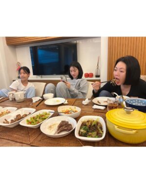 Dee Hsu Instagram - 張艾嘉姐問我：當你把麥克風拆掉、妝拿掉…..你會變成什麼樣子？嗯⋯就這樣⋯⋯⋯