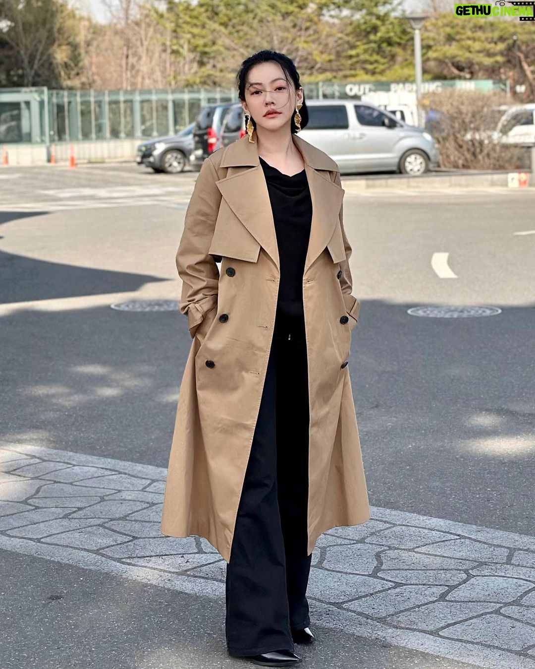 Dee Hsu - 119.1K Likes - 5天4夜的韓國行結束了,這次可以玩得那麼盡興,都要感謝韓國觀光公社金長實社長的邀請,以及我的韓國妹妹:總社的金到希次長為我們精心的安排!金妹妹我愛妳❤️最後還是把握機會吃了韓國的美食:著名的一隻雞👍還買了3條超軟的睡褲❤️希望我跟金妹妹可以在台北相聚,讓妳見識見識台灣的美食美景🥰我回去工作可能會是這個狀態喔!但絕對還是可以主持的💪
#韓國觀光公社 #한국관광공사
#韓國S郎嘿❤️ #한국여행 #한국사랑해❤️
Outfit @allsaints
Accessories @oliviayaojewellery
