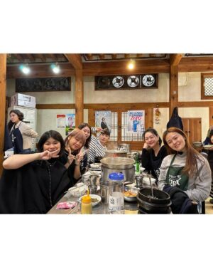 Dee Hsu Instagram - 5天4夜的韓國行結束了，這次可以玩得那麼盡興，都要感謝韓國觀光公社金長實社長的邀請，以及我的韓國妹妹：總社的金到希次長為我們精心的安排！金妹妹我愛妳❤️最後還是把握機會吃了韓國的美食：著名的一隻雞👍還買了3條超軟的睡褲❤️希望我跟金妹妹可以在台北相聚，讓妳見識見識台灣的美食美景🥰我回去工作可能會是這個狀態喔！但絕對還是可以主持的💪

#韓國觀光公社 #한국관광공사 
#韓國S郎嘿❤️ #한국여행 #한국사랑해❤️ 

Outfit @allsaints
Accessories @oliviayaojewellery