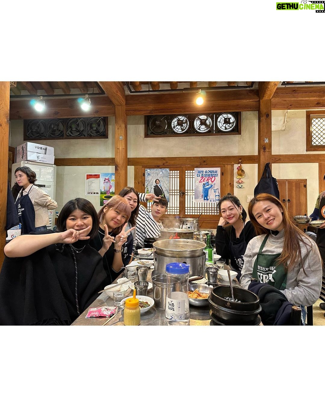 Dee Hsu - 119.1K Likes - 5天4夜的韓國行結束了,這次可以玩得那麼盡興,都要感謝韓國觀光公社金長實社長的邀請,以及我的韓國妹妹:總社的金到希次長為我們精心的安排!金妹妹我愛妳❤️最後還是把握機會吃了韓國的美食:著名的一隻雞👍還買了3條超軟的睡褲❤️希望我跟金妹妹可以在台北相聚,讓妳見識見識台灣的美食美景🥰我回去工作可能會是這個狀態喔!但絕對還是可以主持的💪
#韓國觀光公社 #한국관광공사
#韓國S郎嘿❤️ #한국여행 #한국사랑해❤️
Outfit @allsaints
Accessories @oliviayaojewellery