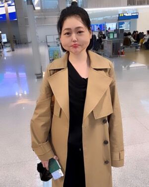 Dee Hsu Instagram - 5天4夜的韓國行結束了，這次可以玩得那麼盡興，都要感謝韓國觀光公社金長實社長的邀請，以及我的韓國妹妹：總社的金到希次長為我們精心的安排！金妹妹我愛妳❤️最後還是把握機會吃了韓國的美食：著名的一隻雞👍還買了3條超軟的睡褲❤️希望我跟金妹妹可以在台北相聚，讓妳見識見識台灣的美食美景🥰我回去工作可能會是這個狀態喔！但絕對還是可以主持的💪

#韓國觀光公社 #한국관광공사 
#韓國S郎嘿❤️ #한국여행 #한국사랑해❤️ 

Outfit @allsaints
Accessories @oliviayaojewellery