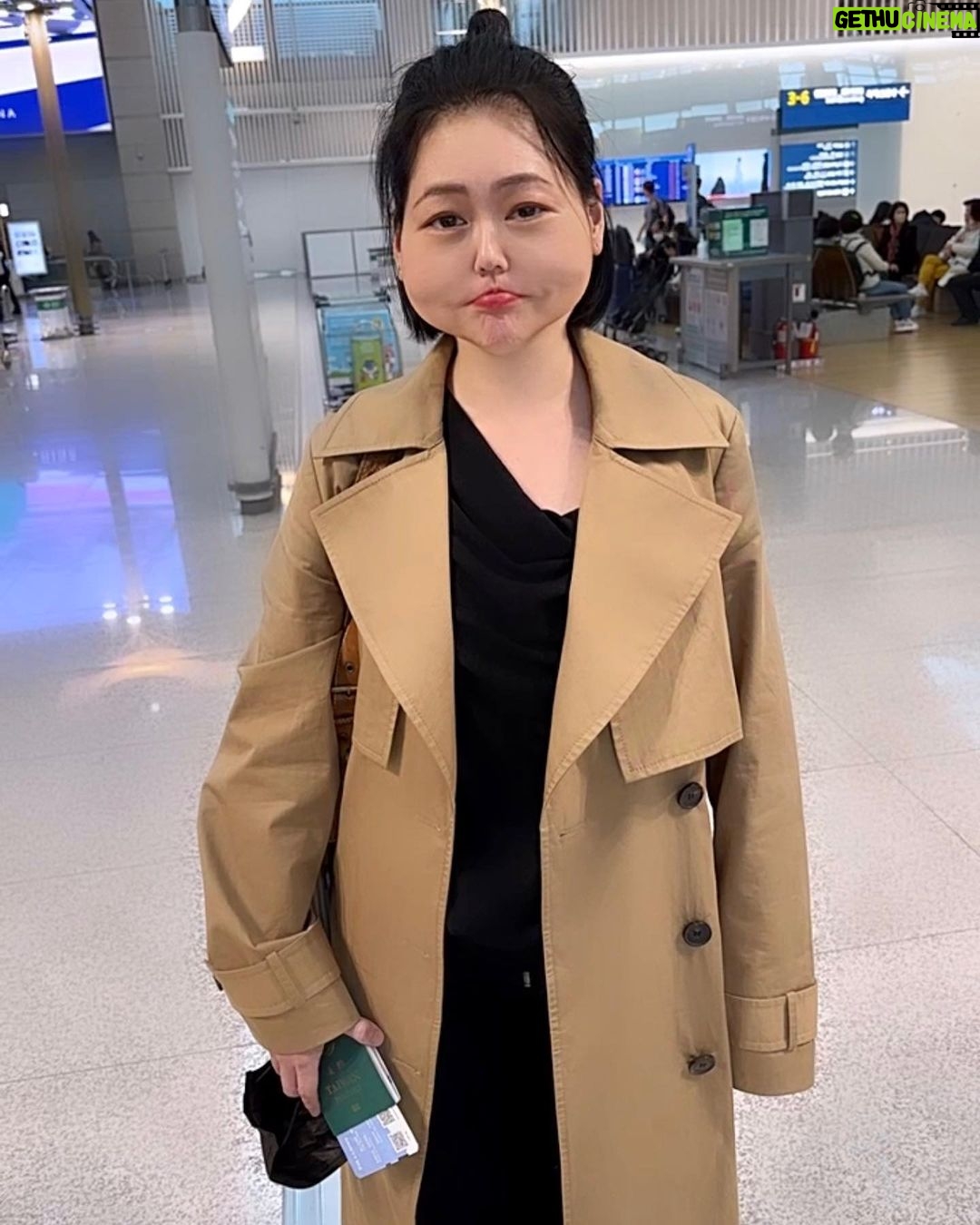 Dee Hsu - 119.1K Likes - 5天4夜的韓國行結束了,這次可以玩得那麼盡興,都要感謝韓國觀光公社金長實社長的邀請,以及我的韓國妹妹:總社的金到希次長為我們精心的安排!金妹妹我愛妳❤️最後還是把握機會吃了韓國的美食:著名的一隻雞👍還買了3條超軟的睡褲❤️希望我跟金妹妹可以在台北相聚,讓妳見識見識台灣的美食美景🥰我回去工作可能會是這個狀態喔!但絕對還是可以主持的💪
#韓國觀光公社 #한국관광공사
#韓國S郎嘿❤️ #한국여행 #한국사랑해❤️
Outfit @allsaints
Accessories @oliviayaojewellery
