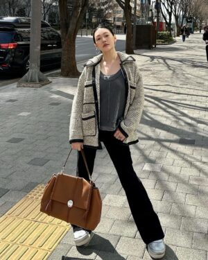 Dee Hsu Instagram - 韓國第四天：體驗了國寶級韓服老師：박술녀 朴述女老師幫我們配搭的傳統韓服！我根本就是中殿媽媽嘛🤣美食：吃了前一陣子我最愛的孫錫久推薦的冷麵，跟他一樣有種很美的距離感！接下來幸運的讓韓國化妝大師：정샘물 鄭瑄茉老師幫我化了一個韓系的妝，很美！最後一定要吃烤五花肉啊，韓劇永遠不變的食物😊

#王后傘下
#韓國觀光公社 #한국관광공사 
#韓國S郎嘿❤️ #한국여행 #한국사랑해❤️ 

Jacket & pants @majeparis 
Top @freepeople @doubletake.tw 
Boots @ugg 
Bag @chloe