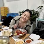 Dee Hsu Instagram – 韓國第四天：體驗了國寶級韓服老師：박술녀 朴述女老師幫我們配搭的傳統韓服！我根本就是中殿媽媽嘛🤣美食：吃了前一陣子我最愛的孫錫久推薦的冷麵，跟他一樣有種很美的距離感！接下來幸運的讓韓國化妝大師：정샘물 鄭瑄茉老師幫我化了一個韓系的妝，很美！最後一定要吃烤五花肉啊，韓劇永遠不變的食物😊

#王后傘下
#韓國觀光公社 #한국관광공사 
#韓國S郎嘿❤️ #한국여행 #한국사랑해❤️ 

Jacket & pants @majeparis 
Top @freepeople @doubletake.tw 
Boots @ugg 
Bag @chloe