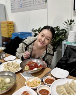 Dee Hsu Instagram - 韓國第四天：體驗了國寶級韓服老師：박술녀 朴述女老師幫我們配搭的傳統韓服！我根本就是中殿媽媽嘛🤣美食：吃了前一陣子我最愛的孫錫久推薦的冷麵，跟他一樣有種很美的距離感！接下來幸運的讓韓國化妝大師：정샘물 鄭瑄茉老師幫我化了一個韓系的妝，很美！最後一定要吃烤五花肉啊，韓劇永遠不變的食物😊

#王后傘下
#韓國觀光公社 #한국관광공사 
#韓國S郎嘿❤️ #한국여행 #한국사랑해❤️ 

Jacket & pants @majeparis 
Top @freepeople @doubletake.tw 
Boots @ugg 
Bag @chloe