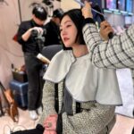 Dee Hsu Instagram – 韓國第四天：體驗了國寶級韓服老師：박술녀 朴述女老師幫我們配搭的傳統韓服！我根本就是中殿媽媽嘛🤣美食：吃了前一陣子我最愛的孫錫久推薦的冷麵，跟他一樣有種很美的距離感！接下來幸運的讓韓國化妝大師：정샘물 鄭瑄茉老師幫我化了一個韓系的妝，很美！最後一定要吃烤五花肉啊，韓劇永遠不變的食物😊

#王后傘下
#韓國觀光公社 #한국관광공사 
#韓國S郎嘿❤️ #한국여행 #한국사랑해❤️ 

Jacket & pants @majeparis 
Top @freepeople @doubletake.tw 
Boots @ugg 
Bag @chloe