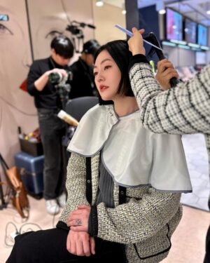 Dee Hsu Instagram - 韓國第四天：體驗了國寶級韓服老師：박술녀 朴述女老師幫我們配搭的傳統韓服！我根本就是中殿媽媽嘛🤣美食：吃了前一陣子我最愛的孫錫久推薦的冷麵，跟他一樣有種很美的距離感！接下來幸運的讓韓國化妝大師：정샘물 鄭瑄茉老師幫我化了一個韓系的妝，很美！最後一定要吃烤五花肉啊，韓劇永遠不變的食物😊

#王后傘下
#韓國觀光公社 #한국관광공사 
#韓國S郎嘿❤️ #한국여행 #한국사랑해❤️ 

Jacket & pants @majeparis 
Top @freepeople @doubletake.tw 
Boots @ugg 
Bag @chloe