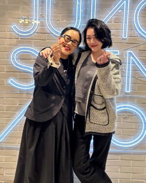 Dee Hsu Instagram - 韓國第四天：體驗了國寶級韓服老師：박술녀 朴述女老師幫我們配搭的傳統韓服！我根本就是中殿媽媽嘛🤣美食：吃了前一陣子我最愛的孫錫久推薦的冷麵，跟他一樣有種很美的距離感！接下來幸運的讓韓國化妝大師：정샘물 鄭瑄茉老師幫我化了一個韓系的妝，很美！最後一定要吃烤五花肉啊，韓劇永遠不變的食物😊

#王后傘下
#韓國觀光公社 #한국관광공사 
#韓國S郎嘿❤️ #한국여행 #한국사랑해❤️ 

Jacket & pants @majeparis 
Top @freepeople @doubletake.tw 
Boots @ugg 
Bag @chloe