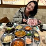 Dee Hsu Instagram – 韓國第四天：體驗了國寶級韓服老師：박술녀 朴述女老師幫我們配搭的傳統韓服！我根本就是中殿媽媽嘛🤣美食：吃了前一陣子我最愛的孫錫久推薦的冷麵，跟他一樣有種很美的距離感！接下來幸運的讓韓國化妝大師：정샘물 鄭瑄茉老師幫我化了一個韓系的妝，很美！最後一定要吃烤五花肉啊，韓劇永遠不變的食物😊

#王后傘下
#韓國觀光公社 #한국관광공사 
#韓國S郎嘿❤️ #한국여행 #한국사랑해❤️ 

Jacket & pants @majeparis 
Top @freepeople @doubletake.tw 
Boots @ugg 
Bag @chloe