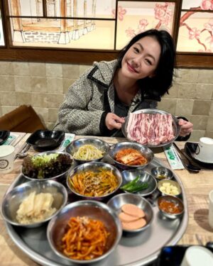 Dee Hsu Instagram - 韓國第四天：體驗了國寶級韓服老師：박술녀 朴述女老師幫我們配搭的傳統韓服！我根本就是中殿媽媽嘛🤣美食：吃了前一陣子我最愛的孫錫久推薦的冷麵，跟他一樣有種很美的距離感！接下來幸運的讓韓國化妝大師：정샘물 鄭瑄茉老師幫我化了一個韓系的妝，很美！最後一定要吃烤五花肉啊，韓劇永遠不變的食物😊

#王后傘下
#韓國觀光公社 #한국관광공사 
#韓國S郎嘿❤️ #한국여행 #한국사랑해❤️ 

Jacket & pants @majeparis 
Top @freepeople @doubletake.tw 
Boots @ugg 
Bag @chloe